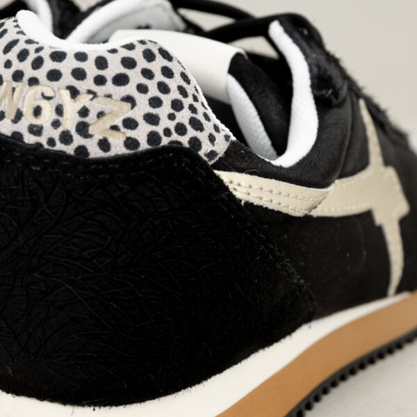 W6YZ sneaker Samoa Uni nera, scarpa sportiva da donna economica e comoda in tessuto tecnico e suede nero con dettagli e logo wizz in pelle platino. Talloncino a pois neri. Stefano Ascari spilamberto (mo)