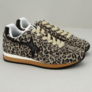 W6YZ sneaker Samoa Uni leopard, scarpa sportiva donna dal carattere e look deciso. In suede beige leoparda con logo wizz in pelle nera. Stefano Ascari spilamberto (mo).