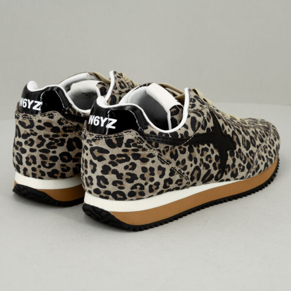 W6YZ sneaker Samoa Uni leopard, scarpa sportiva donna dal carattere e look deciso. In suede beige leoparda con logo wizz in pelle nera. Stefano Ascari spilamberto (mo).