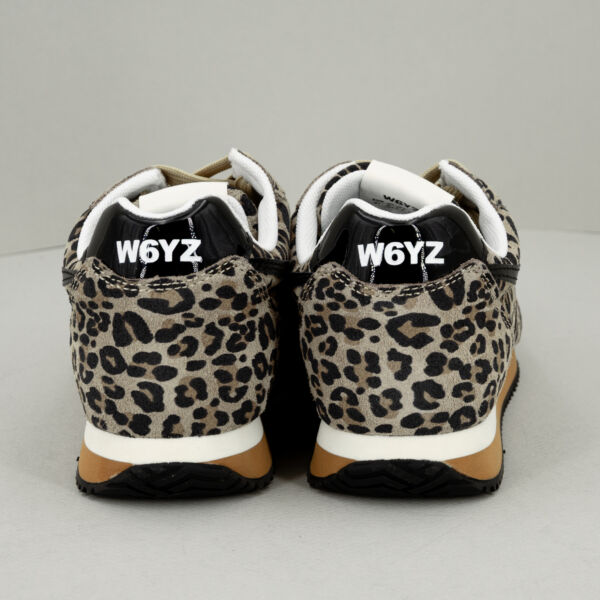 W6YZ sneaker Samoa Uni leopard, scarpa sportiva donna dal carattere e look deciso. In suede beige leoparda con logo wizz in pelle nera. Stefano Ascari spilamberto (mo).