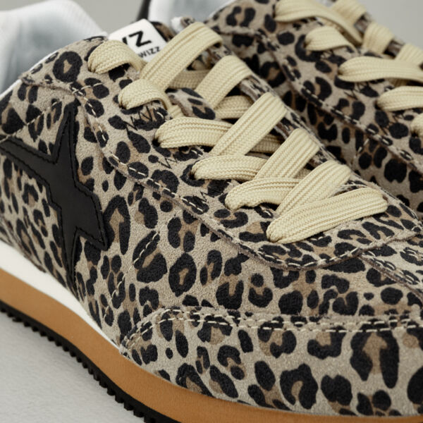 W6YZ sneaker Samoa Uni leopard, scarpa sportiva donna dal carattere e look deciso. In suede beige leoparda con logo wizz in pelle nera. Stefano Ascari spilamberto (mo).