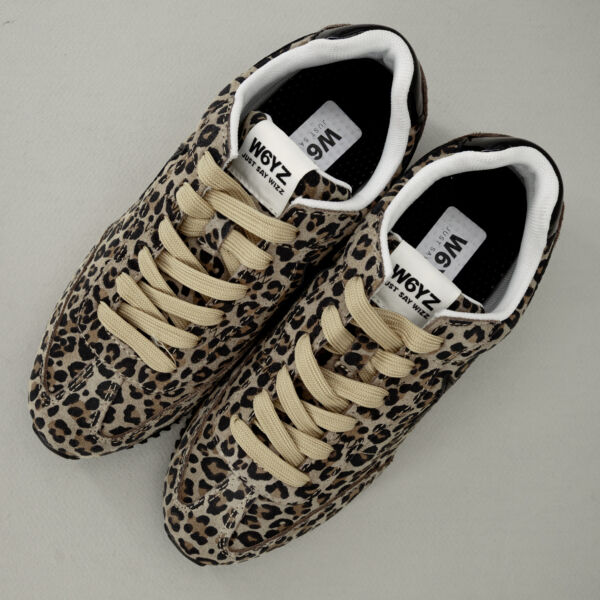 W6YZ sneaker Samoa Uni leopard, scarpa sportiva donna dal carattere e look deciso. In suede beige leoparda con logo wizz in pelle nera. Stefano Ascari spilamberto (mo).
