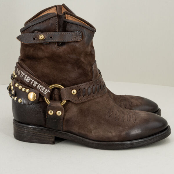 A.S.98 texano basso marrone borchie, con decorazioni in pelle e borchie sul piede. Da infilare è in morbida e pragiata pelle fatto in Italia. Stefano Ascari spilamberto (mo)