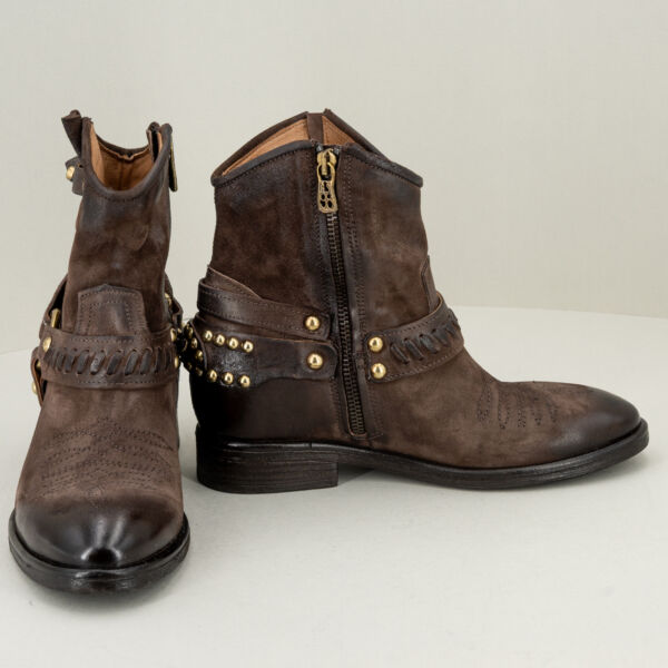 A.S.98 texano basso marrone borchie, con decorazioni in pelle e borchie sul piede. Da infilare è in morbida e pragiata pelle fatto in Italia. Stefano Ascari spilamberto (mo)