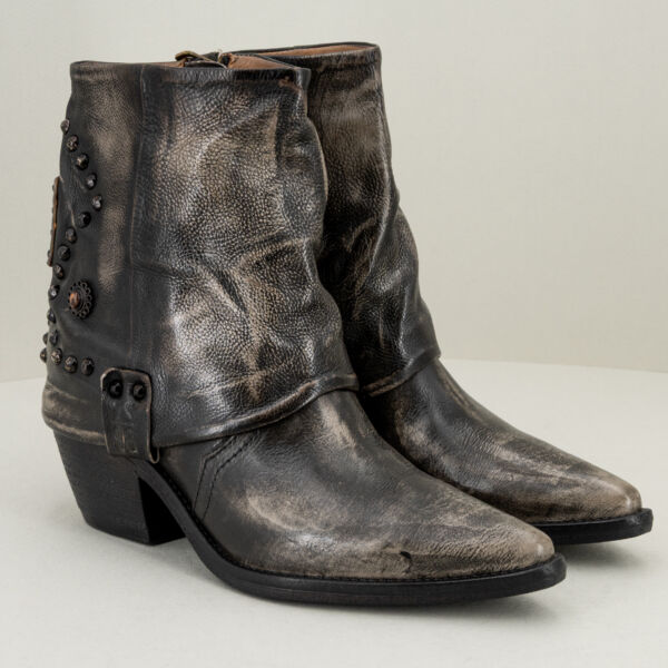 A.S.98 stivaletto in pelle con borchie, fatto in Italia con zip e stile country rock. Borchie applicate sullo stivale. Con punta e tacco texano. Stefano Ascari spilamberto (mo)