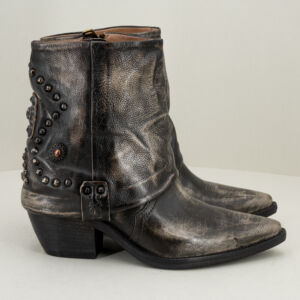 A.S.98 stivaletto in pelle con borchie, fatto in Italia con zip e stile country rock. Borchie applicate sullo stivale. Con punta e tacco texano. Stefano Ascari spilamberto (mo)