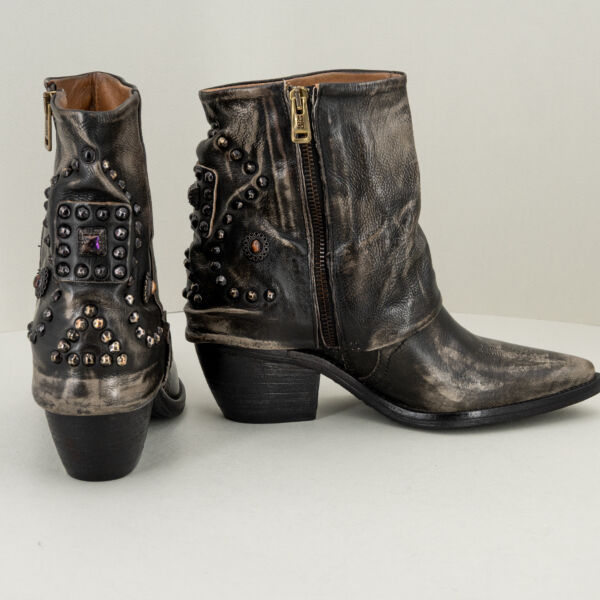 A.S.98 stivaletto in pelle con borchie, fatto in Italia con zip e stile country rock. Borchie applicate sullo stivale. Con punta e tacco texano. Stefano Ascari spilamberto (mo)