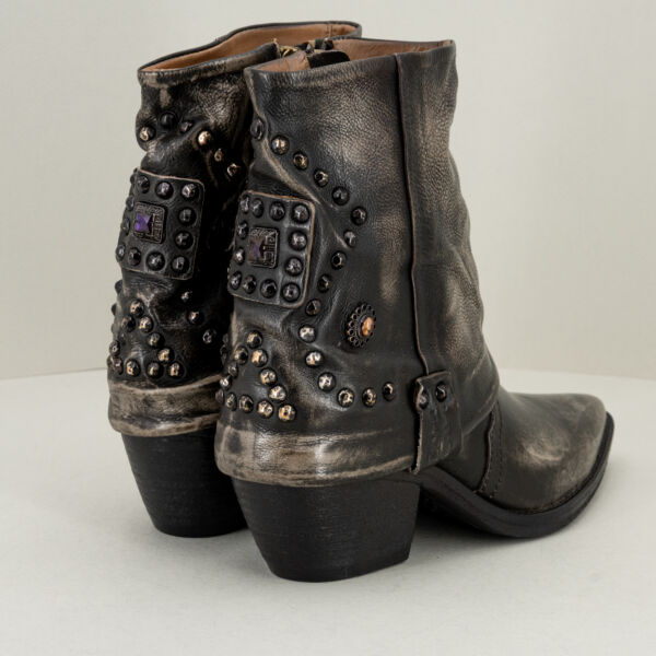 A.S.98 stivaletto in pelle con borchie, fatto in Italia con zip e stile country rock. Borchie applicate sullo stivale. Con punta e tacco texano. Stefano Ascari spilamberto (mo)
