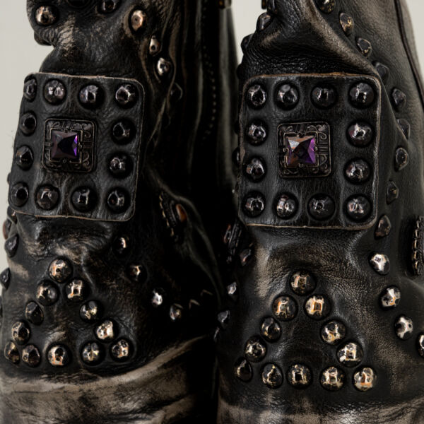 A.S.98 stivaletto in pelle con borchie, fatto in Italia con zip e stile country rock. Borchie applicate sullo stivale. Con punta e tacco texano. Stefano Ascari spilamberto (mo)