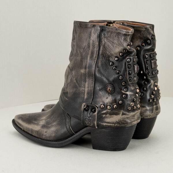 A.S.98 stivaletto in pelle con borchie, fatto in Italia con zip e stile country rock. Borchie applicate sullo stivale. Con punta e tacco texano. Stefano Ascari spilamberto (mo)