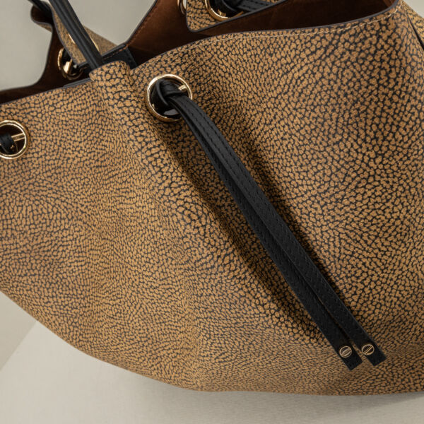 Borbonese shopper Marèe graffiti op classic e pregiata pelle colore nero. Capiente, grande ed elegante con pochette interna di sicurezza. Stefano Ascari spilamberto (mo)