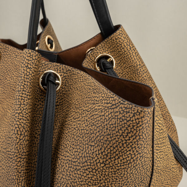 Borbonese shopper Marèe graffiti op classic e pregiata pelle colore nero. Capiente, grande ed elegante con pochette interna di sicurezza. Stefano Ascari spilamberto (mo)