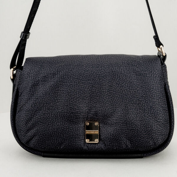 Borbonese borsa cross over tracolla nera, borsa in nylon e dettagli color nero. Tracolla regolabile in tessuto e chiusura con patta e magnete. Borsa pratica. Stefano Ascari spilamberto (mo)