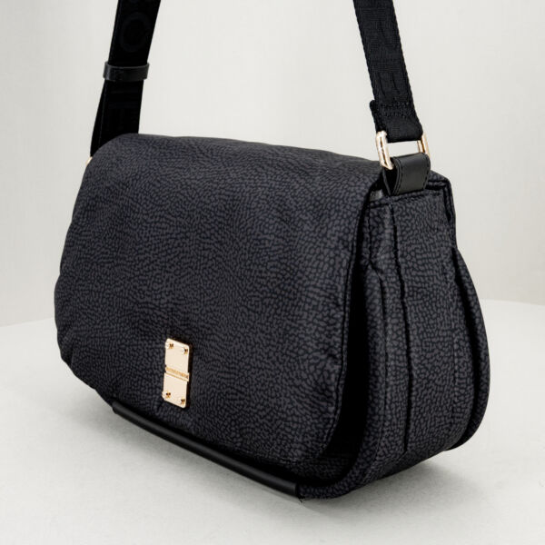 Borbonese borsa cross over tracolla nera, borsa in nylon e dettagli color nero. Tracolla regolabile in tessuto e chiusura con patta e magnete. Borsa pratica. Stefano Ascari spilamberto (mo)