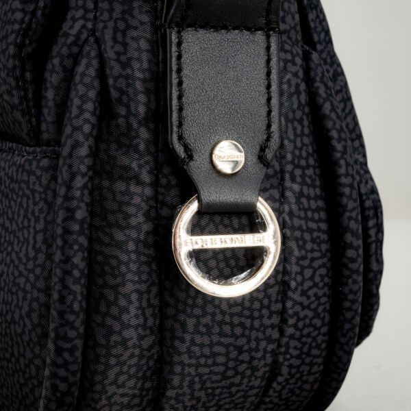 Borbonese borsa cross over tracolla nera, borsa in nylon e dettagli color nero. Tracolla regolabile in tessuto e chiusura con patta e magnete. Borsa pratica. Stefano Ascari spilamberto (mo)