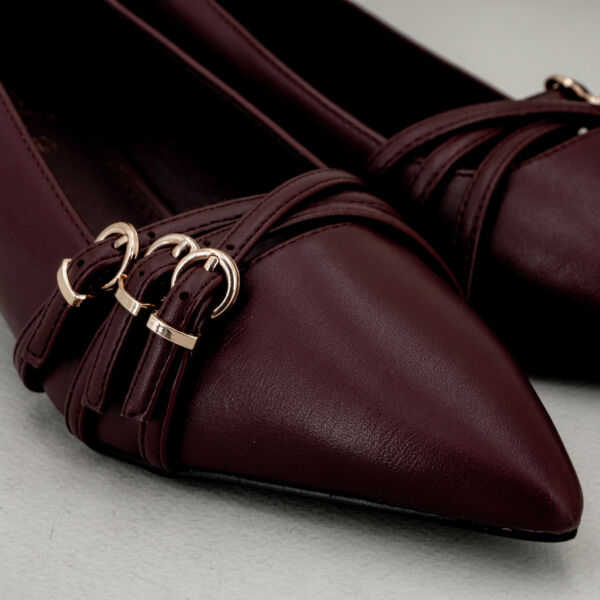 Ovyè scarpa bassa bordeaux, con fibbie tacco basso e punta. Scarpa donna by Crisitna Lucchi. Stefano Ascari Spilamberto (Mo)