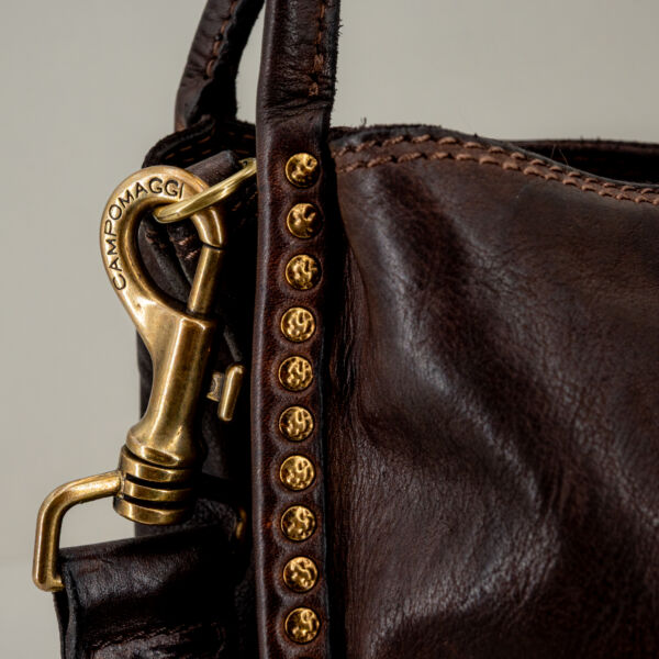 Campomaggi borsa tracolla con borchie, in pregiata pelle è fatta in Italia. Borsa donna elegante e resistente all'usura. Stefano Ascari Spilamberto (Mo)