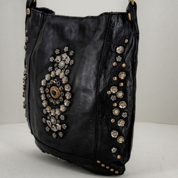 Campomaggi borsa tracolla con strass e borchie. In pregiata pelle fatta a mano in Italia. colore nero e tracolla. Borsa molto morbida ma resistente. Stefano Ascari Spilamberto (Mo)