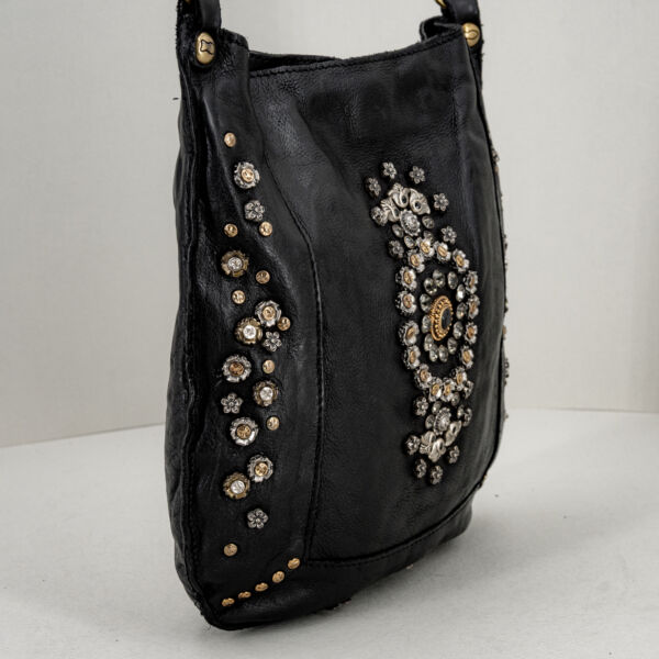 Campomaggi borsa tracolla con strass e borchie. In pregiata pelle fatta a mano in Italia. colore nero e tracolla. Borsa molto morbida ma resistente. Stefano Ascari Spilamberto (Mo)