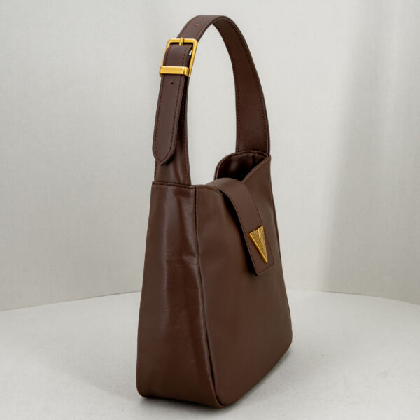Vicolo borsa a spalla pelle marrone, con spallacio e fibbia. Chiusura con pattina e logo "Vicolo".Borsa elegante ed economica. Stefano Ascari Spilamberto (mo)