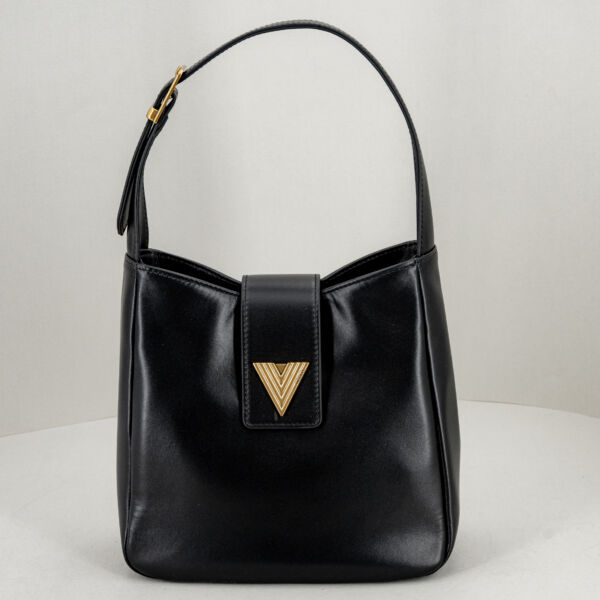 Vicolo borsa a spalla pelle nera, con spallacio e fibbia. Chiusura con pattina e logo "Vicolo".Borsa elegante ed economica. Stefano Ascari Spilamberto (mo)
