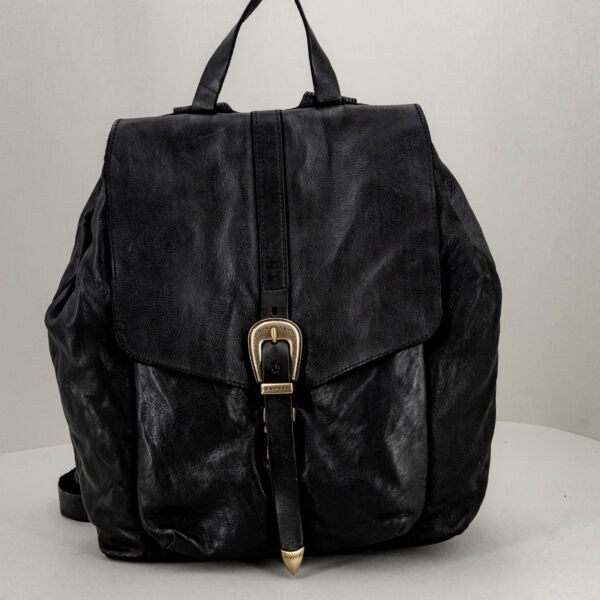 Campomaggi zaino in pelle nero, spallacci in pelle e chiusura con patta e fibbia. In pregiata pelle, è una borsa fatta a mano in Italia. Stefano Ascari Spilamberto (Mo).