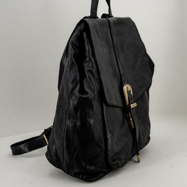 Campomaggi zaino in pelle nero, spallacci in pelle e chiusura con patta e fibbia. In pregiata pelle, è una borsa fatta a mano in Italia. Stefano Ascari Spilamberto (Mo).