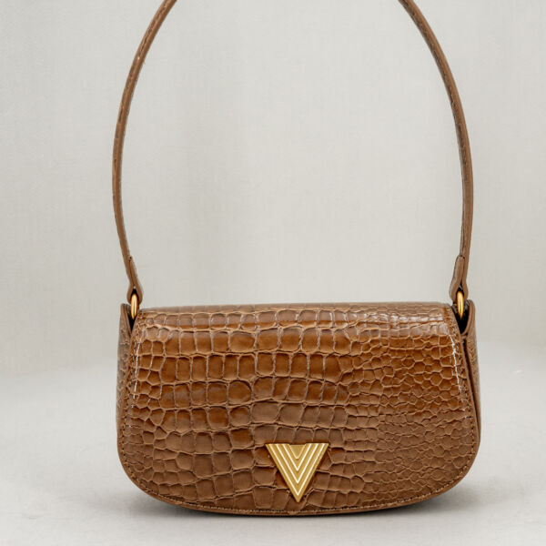 Vicolo borsa ecopelle crocco marrone, spallaccio rigido e chiusura con patta e bottone magnetico. Borse donna elegante ed economica. Stefano Ascaro Spilamberto (Mo)
