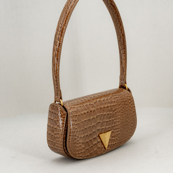 Vicolo borsa ecopelle crocco marrone, spallaccio rigido e chiusura con patta e bottone magnetico. Borse donna elegante ed economica. Stefano Ascaro Spilamberto (Mo)