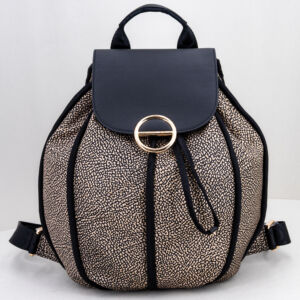 Borbonese zaino op natural nero, borsa donna pratica elegante per il lavoro o brevi viaggi. Manico, spallacci e chiusura con patta e coulisse. Fotografata di fronte. Stefano Ascari Spilamberto (Mo)