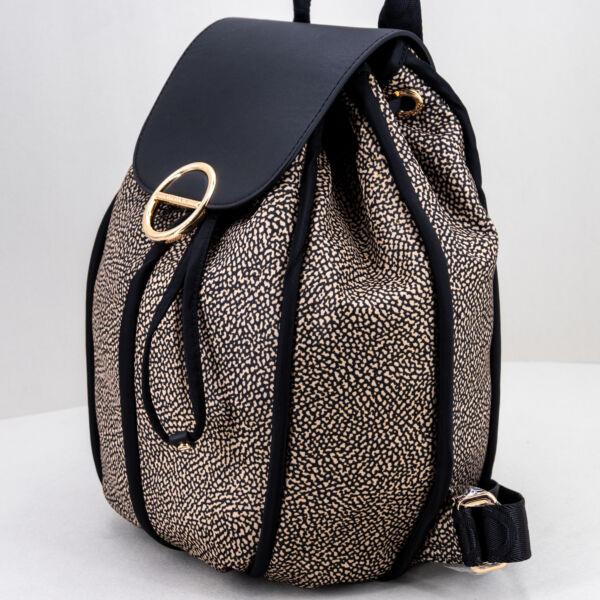 Borbonese zaino op natural nero, borsa donna pratica elegante per il lavoro o brevi viaggi. Manico, spallacci e chiusura con patta e coulisse. Fotografata di lato. Stefano Ascari Spilamberto (Mo)