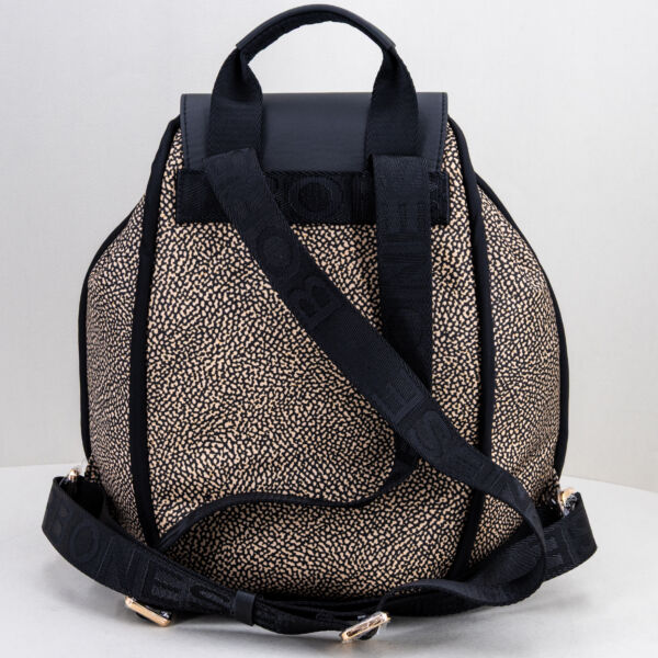 Borbonese zaino op natural nero, borsa donna pratica elegante per il lavoro o brevi viaggi. Manico, spallacci e chiusura con patta e coulisse. Fotografata di dietro. Stefano Ascari Spilamberto (Mo)