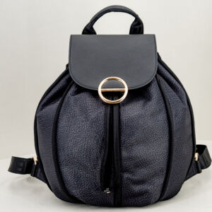 Borbonese zaino nero elegante, borsa donna pratica elegante per il lavoro o brevi viaggi. Manico, spallacci e chiusura con patta e coulisse. Fotografata di fronte. Stefano Ascari Spilamberto (Mo)