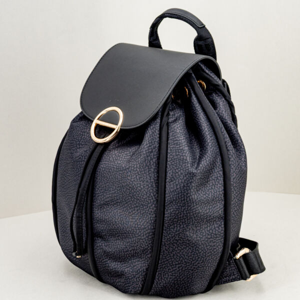 Borbonese zaino nero elegante, borsa donna pratica elegante per il lavoro o brevi viaggi. Manico, spallacci e chiusura con patta e coulisse. Fotografata di lato. Stefano Ascari Spilamberto (Mo)