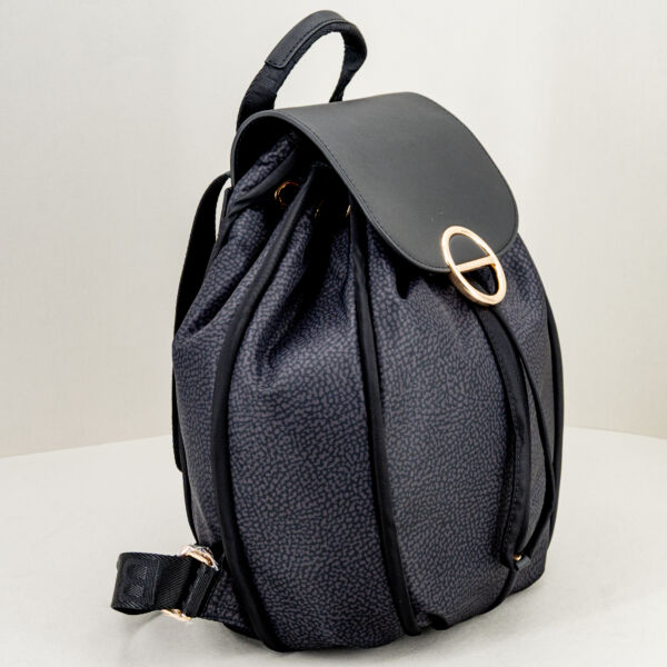 Borbonese zaino nero elegante, borsa donna pratica elegante per il lavoro o brevi viaggi. Manico, spallacci e chiusura con patta e coulisse. Fotografata di lato. Stefano Ascari Spilamberto (Mo)