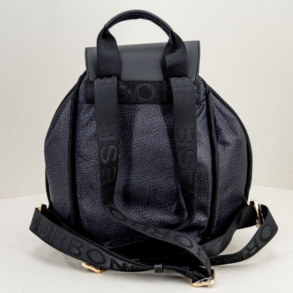Borbonese zaino nero elegante, borsa donna pratica elegante per il lavoro o brevi viaggi. Manico, spallacci e chiusura con patta e coulisse. Fotografata di dietro. Stefano Ascari Spilamberto (Mo)