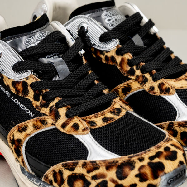 Crime London Fugitive leopard in pelle nera con dettagli leopard, lacci neri. Suola effetto used stile running. Stefano Ascari Spilamberto (Mo). Dettaglio della sneaker donna
