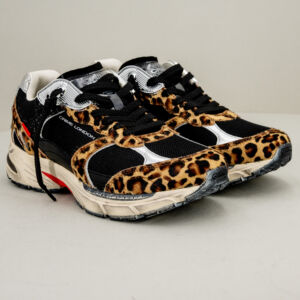 Crime London Fugitive leopard in pelle nera con dettagli leopard, lacci neri. Suola effetto used stile running. Stefano Ascari Spilamberto (Mo). Dettaglio della sneaker donna vista di fronte