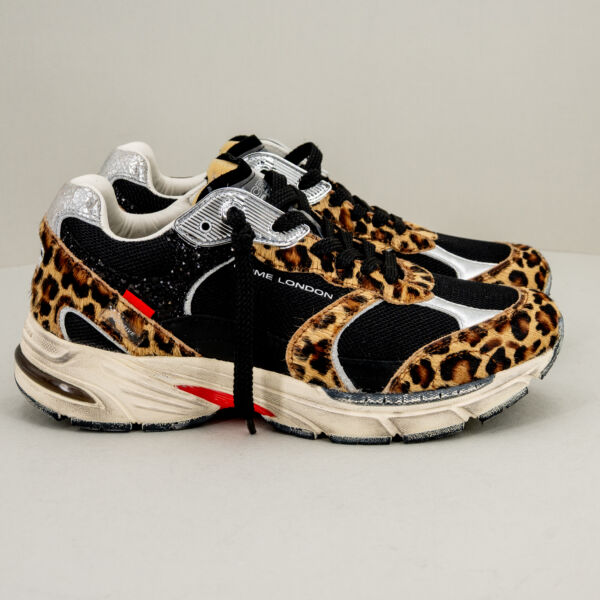 Crime London Fugitive leopard in pelle nera con dettagli leopard, lacci neri. Suola effetto used stile running. Stefano Ascari Spilamberto (Mo). Dettaglio della sneaker donna vista di lato
