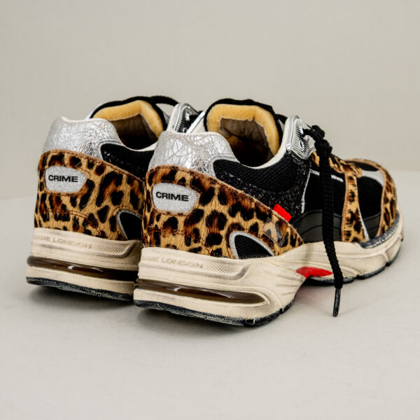 Crime London Fugitive leopard in pelle nera con dettagli leopard, lacci neri. Suola effetto used stile running. Stefano Ascari Spilamberto (Mo). Dettaglio della sneaker donna vista dietro