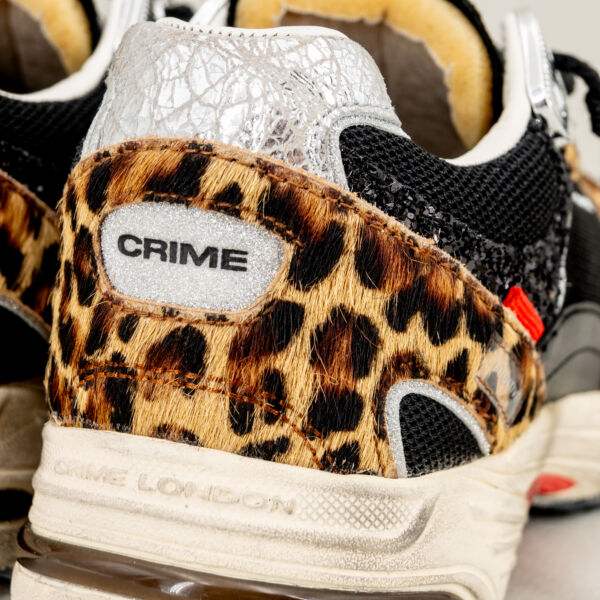 Crime London Fugitive leopard in pelle nera con dettagli leopard, lacci neri. Suola effetto used stile running. Stefano Ascari Spilamberto (Mo). Dettaglio della sneaker donna vista dettagli del tallone