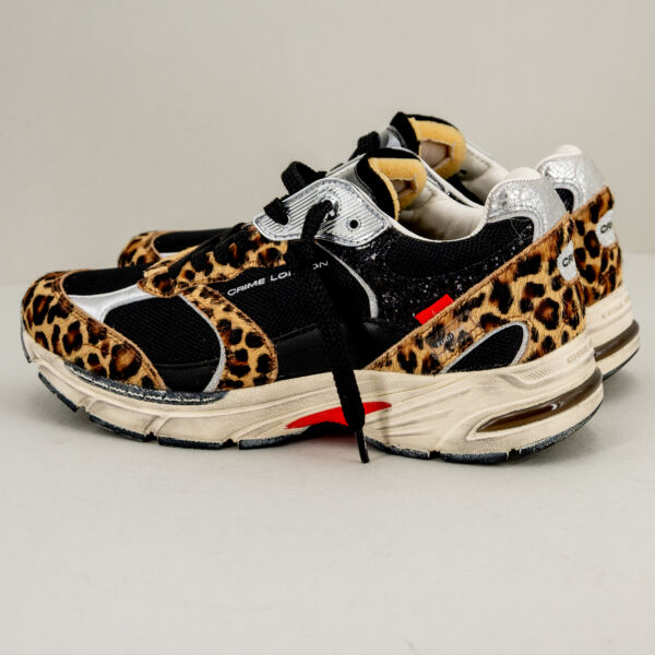 Crime London Fugitive leopard in pelle nera con dettagli leopard, lacci neri. Suola effetto used stile running. Stefano Ascari Spilamberto (Mo). Dettaglio della sneaker donna vista di lato