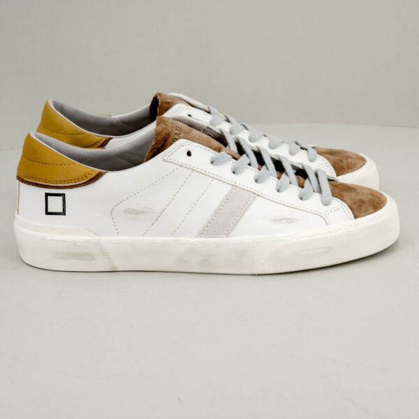 D.A.T.E. Hill Low scratch bianca, sneaker uomo bassa in pelle bianca e suede. Effetto used, comoda. Stefano Ascari Spilamberto (Mo), scarpa sportiva fotografata di lato.