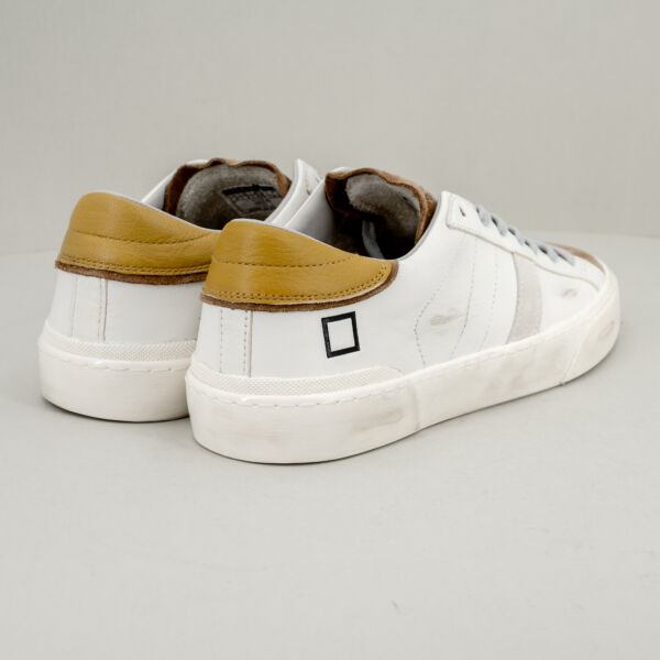 D.A.T.E. Hill Low scratch bianca, sneaker uomo bassa in pelle bianca e suede. Effetto used, comoda. Stefano Ascari Spilamberto (Mo), scarpa sportiva fotografata di dietro.