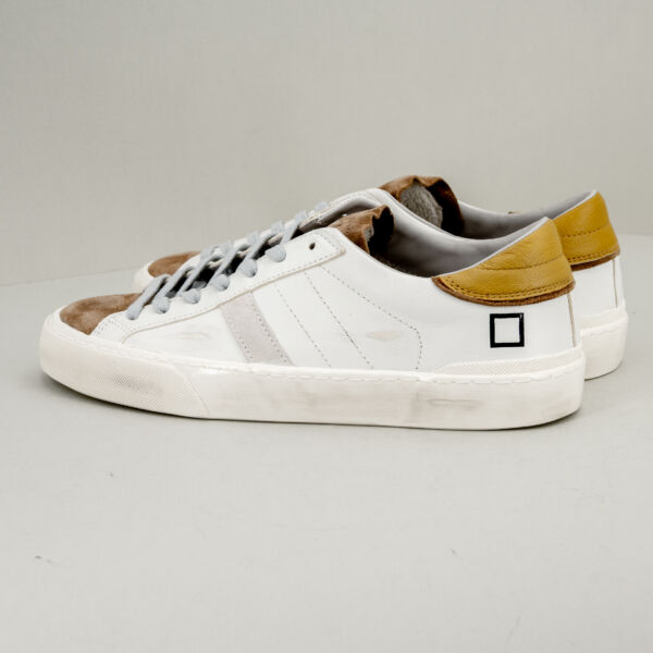D.A.T.E. Hill Low scratch bianca, sneaker uomo bassa in pelle bianca e suede. Effetto used, comoda. Stefano Ascari Spilamberto (Mo), scarpa sportiva fotografata di lato.