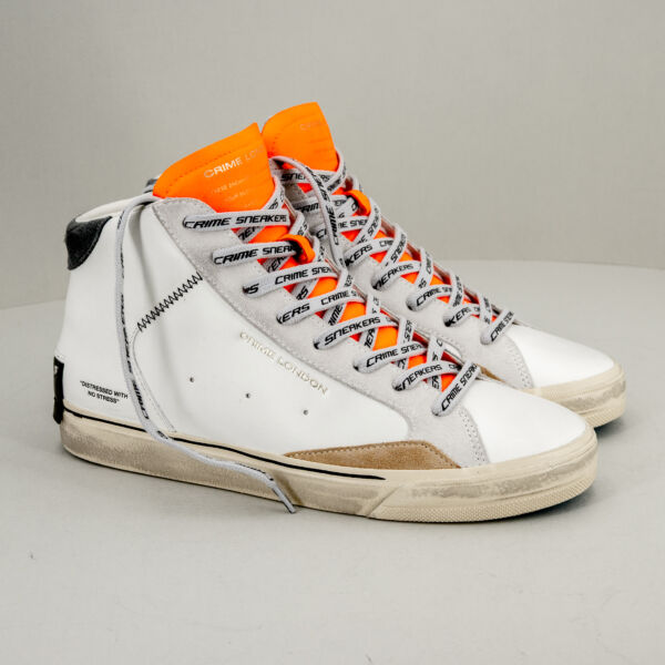 Crime London distressed alta bianca, tipo basket, suola effetto used e linguetta arancio fluo. Stefano Ascari Spilamberto (Mo). Scarpa sportiva fotografata di fronte.