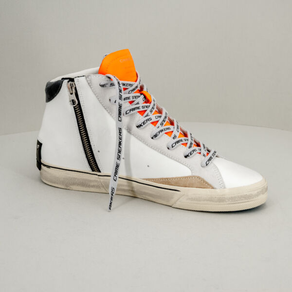 Crime London distressed alta bianca, tipo basket, suola effetto used e linguetta arancio fluo. Stefano Ascari Spilamberto (Mo). Scarpa sportiva fotografata di lato, dettaglio zip..