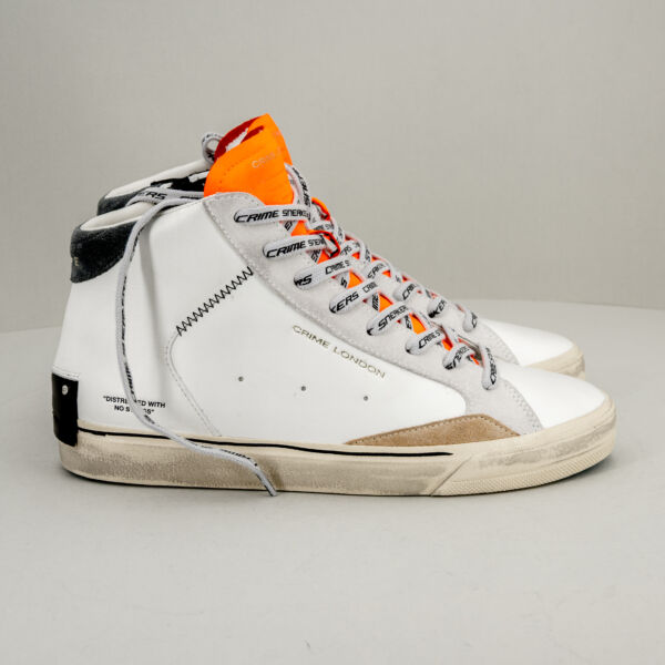 Crime London distressed alta bianca, tipo basket, suola effetto used e linguetta arancio fluo. Stefano Ascari Spilamberto (Mo). Scarpa sportiva fotografata di lato.