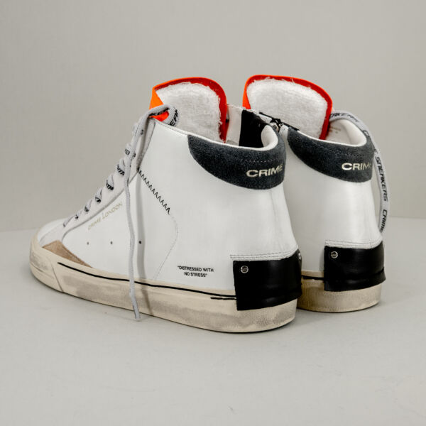 Crime London distressed alta bianca, tipo basket, suola effetto used e linguetta arancio fluo. Stefano Ascari Spilamberto (Mo). Scarpa sportiva fotografata di dietro.