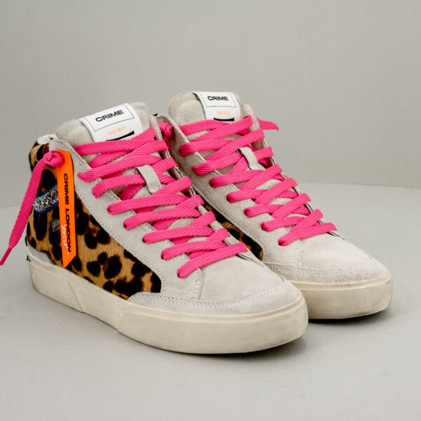 nuovi arrivi sneaker donna in pelle fatte in Italia, comode., in pelle bianca e leopard con dettagli glitter sul tallone. Stefano Ascari Spilamberto (Mo), fotografata di fronte.